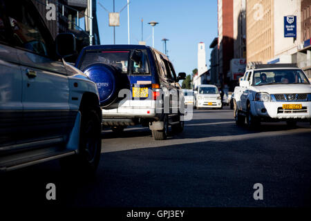 Simbabwe-Harare Hauptstadt Straßen. Die Innenstadt von Autoverkehr. Samora Machel Avenue. Stockfoto