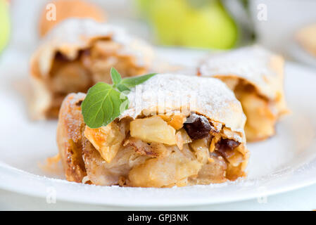 Hausgemachter Apfelstrudel mit Äpfeln, Rosinen und Walnüsse, vegetarische köstlichem Gebäck Stockfoto