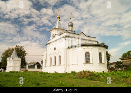 Kirche Nikolaya Wunder-Arbeiter im Dorf Mstyora auf Hintergrund blauer Himmel mit weißen Wolke Stockfoto