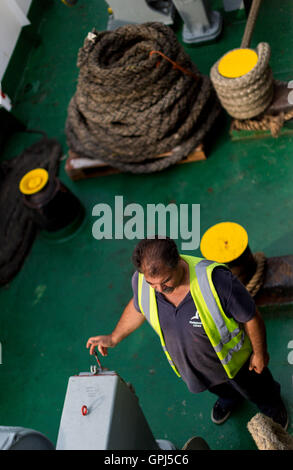 Griechische Fähre Besatzung vor dem Andocken am Hafen. Guiding Boot beim Andockvorgang. Stockfoto