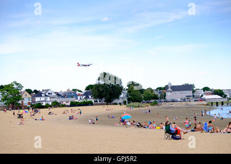 Virgin America Jet fliegen über Verfassung Strand im Orient Heights und über den Boden am Boston Logan International Airport, U Stockfoto