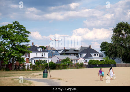 Virgin America Jet fliegen über Verfassung Strand im Orient Heights und über den Boden am Boston Logan International Airport, U Stockfoto