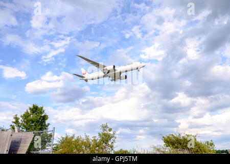 US Airways Jet fliegen über Orient Heights und über den Boden an der Boston Logan International Airport, USA Stockfoto