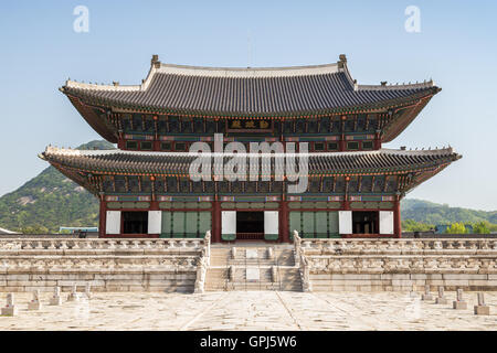 Geunjeongjeon, der Thronsaal im Gyeongbokgung Palace, der königlichen Hauptpalast der Joseon-Dynastie, in Seoul, Südkorea. Stockfoto