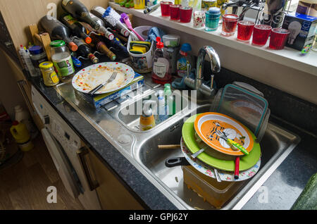 Blick auf einer Küchenspüle mit schmutzigen Geschirr gefüllt. Stockfoto