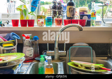 Blick auf einer Küchenspüle mit schmutzigen Geschirr gefüllt. Stockfoto