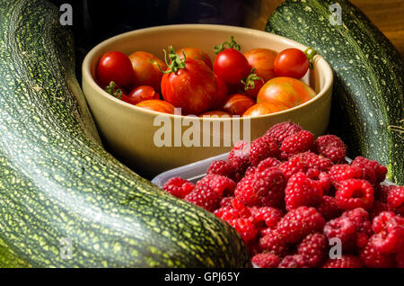 Eine Auswahl von frisch geerntetem Obst und Gemüse aus dem Garten hinter dem Haus. Stockfoto