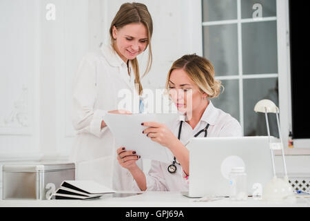 Arzt und Krankenschwester Blick auf Docments in Arztpraxis Stockfoto