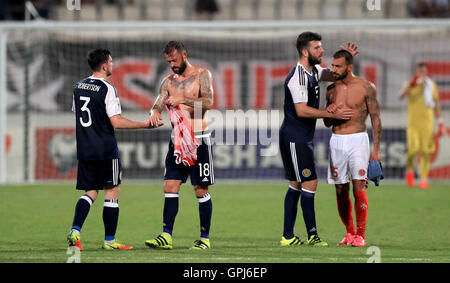 Schottlands Steven Fletcher (18), Grant Hanley (zweiter von rechts) und Andrew Robertson (links) feiern Sieg auf dem Spielfeld nach dem Spiel während des 2018 FIFA World Cup Qualifying Matches im Ta'Qali National Stadium, Malta. Stockfoto