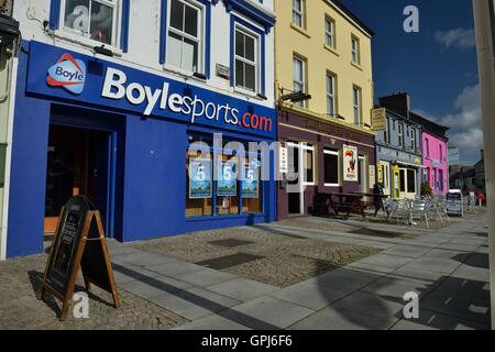 Clifden ist heute eine lebendige und kosmopolitische Stadt am Rande Europas. Es hat eine Bevölkerung von 2,609. Stockfoto