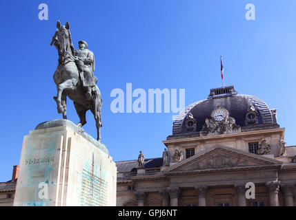 Eine Statue von Joseph Joffre infront von der Ecole Militaire, Place Joffre, Paris, Frankreich, Europa Stockfoto