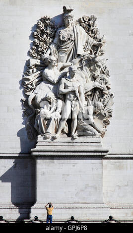 Ein Tourist fotografiert La Paix de 1815 auf Arce de Triomphe, Paris, Frankreich, Europa Stockfoto