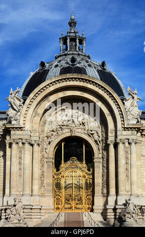 Die reich verzierten Eingang und Fassade des Petit Palace. Das Petit Palace ist eine Kunstgalerie im Avenue Winston Churchill und Stockfoto