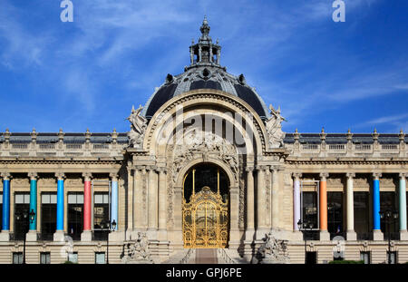 Die reich verzierten Eingang und Fassade des Petit Palace. Das Petit Palace ist eine Kunstgalerie im Avenue Winston Churchill und Stockfoto