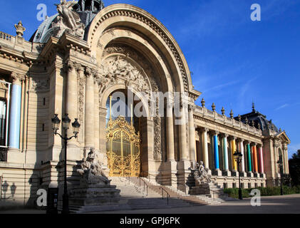 Die reich verzierten Eingang und Fassade des Petit Palace. Das Petit Palace ist eine Kunstgalerie im Avenue Winston Churchill und Stockfoto