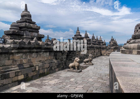 Stupas des buddhistischen Tempel Candi Borobudur, ein UNESCO-Weltkulturerbe in Jawa Tengah, Indonesien. Stockfoto