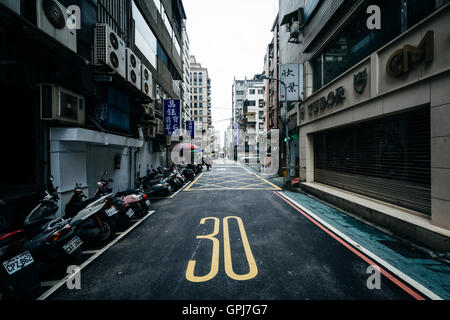 Eine schmale Straße im Stadtteil Da'an in Taipei, Taiwan. Stockfoto