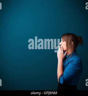 Schöne Frau, die raucht Zigarette Vith Textfreiraum Stockfoto