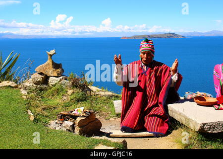 Eine Darbringung an der Pachamama auf Sun Island, Titicaca-See Stockfoto