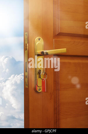 Braun Holz- Eingang Tür auf 1850 Altes Haus außen geöffnet Stockfoto