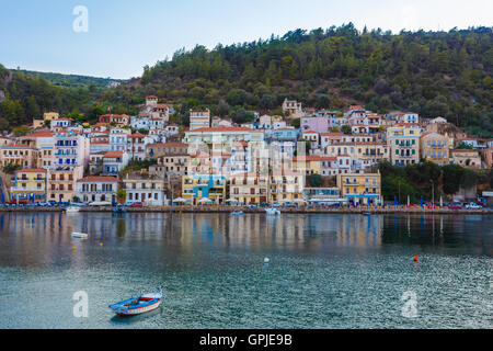 Traditionelles Fischen Dorf von Gythio in der Dämmerung mit einem Fishboat vor, Lakonia, Griechenland Stockfoto