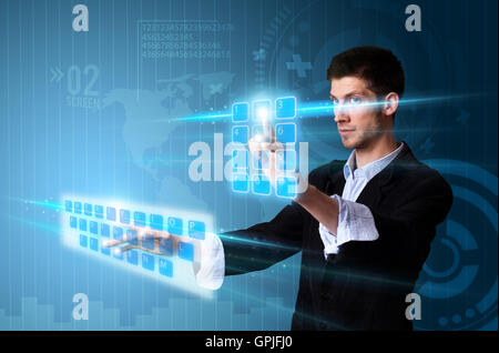 Drücken der moderne Mann touch Screen-Tasten mit einer blauen Technologie Stockfoto