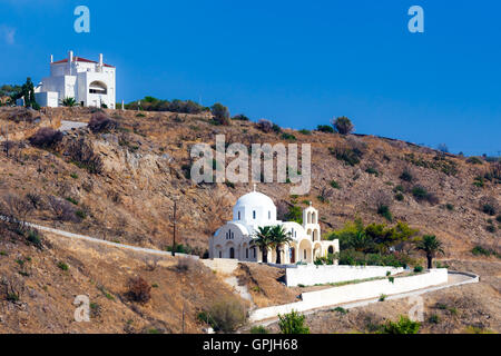 Ein Blick auf eine kleine traditionelle weiße Kirche vor einem blauen Himmel in Neapolis, Lakonia, Griechenland Stockfoto