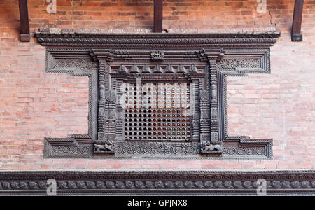 Schön geschnitzten Holzfenster im königlichen Palast, Durbar Square, Patan, Nepal Stockfoto