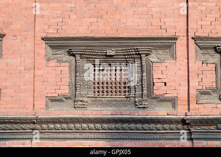 Schön geschnitzten Holzfenster im königlichen Palast Patan Durbar Square, Nepal Stockfoto