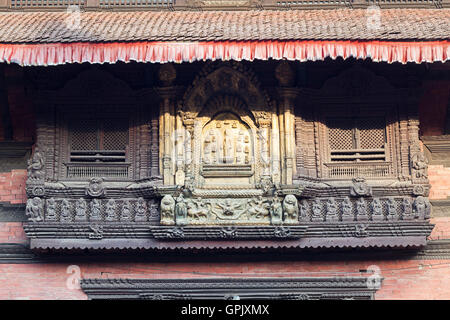 Wunderschön geschnitzte hölzerne Fenster über dem Eingang zum Keshav Narayan Chowk, Durbar Square, Patan, Nepal Stockfoto