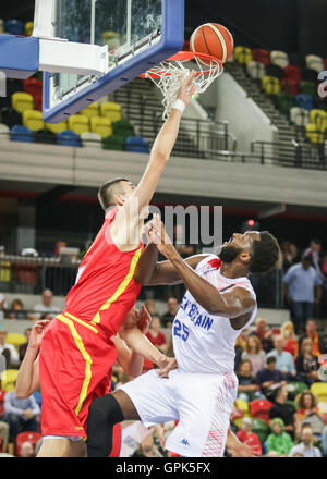 London, UK. 3.. September 2016. GB ist keine 25 Gabe Olaseni Triebe und Mazedonien Spieler Dujkovikj verteidigt. Team GB spielen Mazedonien im Olympic Park, London, UK. Copyright Carol Moir/Alamy Live News. Stockfoto