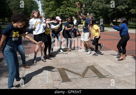 Ann Arbor, Michigan, USA. 1. September 2016. Schüler tanzen in der Mitte der Diag auf dem Campus der University of Michigan. © Mark Bialek/ZUMA Draht/Alamy Live-Nachrichten Stockfoto