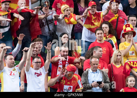 London, UK, 3. September 2016. GB Männer Vs EJR Mazedonien. Mazedonien-Fans feiern ein 3-Zeiger!      Bildnachweis: Pmgimaging/Alamy Live-Nachrichten Stockfoto