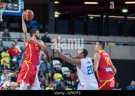 London, UK, 3. September 2016. GB Männer Vs EJR Mazedonien. Kieron Achara (20) wehrt sich gegen Andrej Magdevski (19), während Marko Dujkovikj (10) schaut.       Bildnachweis: Pmgimaging/Alamy Live-Nachrichten Stockfoto