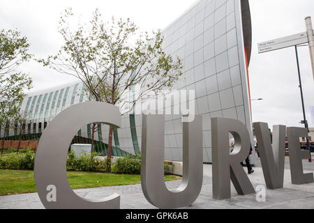 Slough, UK. 3. September 2016. Die Kurve, Slough die neue £22m Bibliothek und Kulturzentrum, wurde offiziell für die Öffentlichkeit geöffnet. Sowie eine neue Bibliothek beherbergt es ein Café, ein Museum, eine Spielstätte, Zimmer und eine Suite Computer zu lernen. Es ist Bestandteil einer 1 Mrd. £ Sanierungsprojekt für Slough. Bildnachweis: Mark Kerrison/Alamy Live-Nachrichten Stockfoto