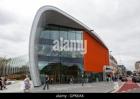 Slough, UK. 3. September 2016. Die Kurve, Slough die neue £22m Bibliothek und Kulturzentrum, wurde offiziell für die Öffentlichkeit geöffnet. Sowie eine neue Bibliothek beherbergt es ein Café, ein Museum, eine Spielstätte, Zimmer und eine Suite Computer zu lernen. Es ist Bestandteil einer 1 Mrd. £ Sanierungsprojekt für Slough. Bildnachweis: Mark Kerrison/Alamy Live-Nachrichten Stockfoto