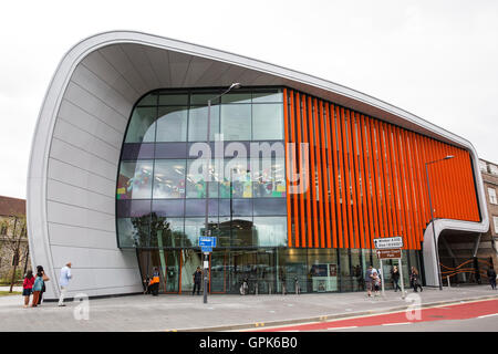 Slough, UK. 3. September 2016. Die Kurve, Slough die neue £22m Bibliothek und Kulturzentrum, wurde offiziell für die Öffentlichkeit geöffnet. Sowie eine neue Bibliothek beherbergt es ein Café, ein Museum, eine Spielstätte, Zimmer und eine Suite Computer zu lernen. Es ist Bestandteil einer 1 Mrd. £ Sanierungsprojekt für Slough. Bildnachweis: Mark Kerrison/Alamy Live-Nachrichten Stockfoto