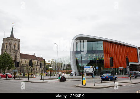 Slough, UK. 3. September 2016. Die Kurve, Slough die neue £22m Bibliothek und Kulturzentrum, wurde offiziell für die Öffentlichkeit geöffnet. Sowie eine neue Bibliothek beherbergt es ein Café, ein Museum, eine Spielstätte, Zimmer und eine Suite Computer zu lernen. Es ist Bestandteil einer 1 Mrd. £ Sanierungsprojekt für Slough. Bildnachweis: Mark Kerrison/Alamy Live-Nachrichten Stockfoto