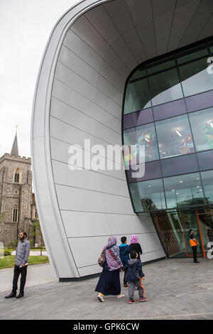 Slough, UK. 3. September 2016. Die Kurve, Slough die neue £22m Bibliothek und Kulturzentrum, wurde offiziell für die Öffentlichkeit geöffnet. Sowie eine neue Bibliothek beherbergt es ein Café, ein Museum, eine Spielstätte, Zimmer und eine Suite Computer zu lernen. Es ist Bestandteil einer 1 Mrd. £ Sanierungsprojekt für Slough. Bildnachweis: Mark Kerrison/Alamy Live-Nachrichten Stockfoto