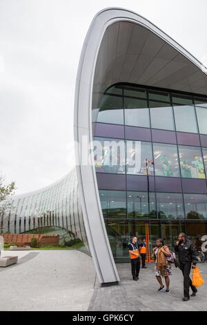 Slough, UK. 3. September 2016. Die Kurve, Slough die neue £22m Bibliothek und Kulturzentrum, wurde offiziell für die Öffentlichkeit geöffnet. Sowie eine neue Bibliothek beherbergt es ein Café, ein Museum, eine Spielstätte, Zimmer und eine Suite Computer zu lernen. Es ist Bestandteil einer 1 Mrd. £ Sanierungsprojekt für Slough. Bildnachweis: Mark Kerrison/Alamy Live-Nachrichten Stockfoto