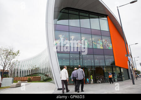 Slough, UK. 3. September 2016. Die Kurve, Slough die neue £22m Bibliothek und Kulturzentrum, wurde offiziell für die Öffentlichkeit geöffnet. Sowie eine neue Bibliothek beherbergt es ein Café, ein Museum, eine Spielstätte, Zimmer und eine Suite Computer zu lernen. Es ist Bestandteil einer 1 Mrd. £ Sanierungsprojekt für Slough. Bildnachweis: Mark Kerrison/Alamy Live-Nachrichten Stockfoto