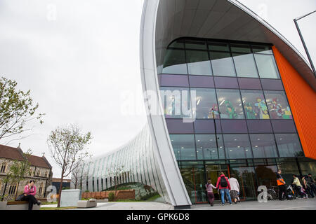 Slough, UK. 3. September 2016. Die Kurve, Slough die neue £22m Bibliothek und Kulturzentrum, wurde offiziell für die Öffentlichkeit geöffnet. Sowie eine neue Bibliothek beherbergt es ein Café, ein Museum, eine Spielstätte, Zimmer und eine Suite Computer zu lernen. Es ist Bestandteil einer 1 Mrd. £ Sanierungsprojekt für Slough. Bildnachweis: Mark Kerrison/Alamy Live-Nachrichten Stockfoto