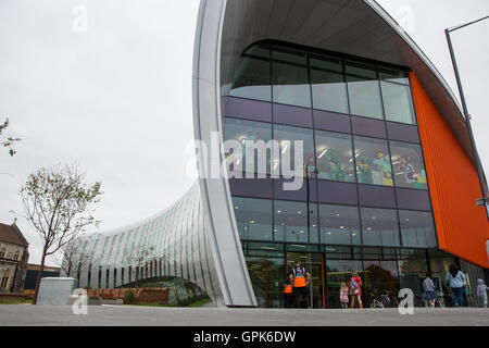 Slough, UK. 3. September 2016. Die Kurve, Slough die neue £22m Bibliothek und Kulturzentrum, wurde offiziell für die Öffentlichkeit geöffnet. Sowie eine neue Bibliothek beherbergt es ein Café, ein Museum, eine Spielstätte, Zimmer und eine Suite Computer zu lernen. Es ist Bestandteil einer 1 Mrd. £ Sanierungsprojekt für Slough. Bildnachweis: Mark Kerrison/Alamy Live-Nachrichten Stockfoto