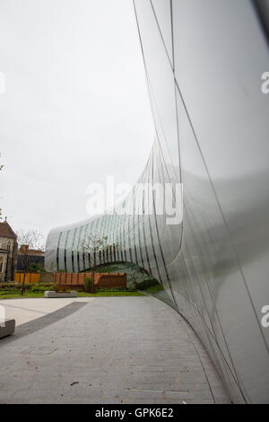 Slough, UK. 3. September 2016. Die Kurve, Slough die neue £22m Bibliothek und Kulturzentrum, wurde offiziell für die Öffentlichkeit geöffnet. Sowie eine neue Bibliothek beherbergt es ein Café, ein Museum, eine Spielstätte, Zimmer und eine Suite Computer zu lernen. Es ist Bestandteil einer 1 Mrd. £ Sanierungsprojekt für Slough. Bildnachweis: Mark Kerrison/Alamy Live-Nachrichten Stockfoto