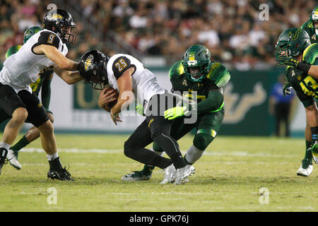 City, Florida, USA. 3. Sep, 2016. OCTAVIO JONES | Zeiten. Towson Tigers Wide Receiver Christian Sommer (25) ist von South Florida Bulls Linebacker Nigel Harris (57) im zweiten Quartal im Raymond James in Tampa auf Samstag, 3. September 2016 in Angriff genommen. © Octavio Jones/Tampa Bay Times / ZUMA Draht/Alamy Live News Stockfoto