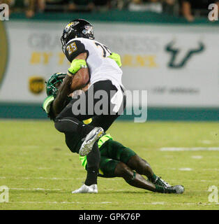 City, Florida, USA. 3. Sep, 2016. OCTAVIO JONES | Zeiten. South Florida Bulls defensive zurück Lamar Robbins (6) packt Towson Tigers Wide Receiver Christian Sommer (25) im zweiten Quartal im Raymond James in Tampa auf Samstag, 3. September 2016. © Octavio Jones/Tampa Bay Times / ZUMA Draht/Alamy Live News Stockfoto