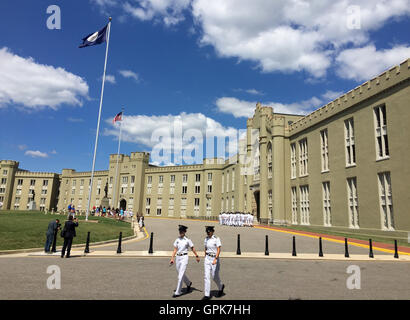 Lexington, USA. 3. Sep, 2016. Zwei Kadetten gehen am Virginia Military Institute (VMI) in Lexington, USA, 3. September 2016. VMI ist eine staatlich geförderte Militärschule, eine der ältesten Einrichtungen dieser Art in den USA Mit vielen Schülern einschließlich George Marshall wurde VMI "West Point des Südens" genannt. © Yin Bogu/Xinhua/Alamy Live-Nachrichten Stockfoto