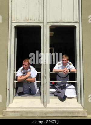 Lexington, USA. 3. Sep, 2016. Zwei Kadetten schauen aus dem Fenster von ihrem Schlafsaal am Virginia Military Institute (VMI) in Lexington, USA, 3. September 2016. VMI ist eine staatlich geförderte Militärschule, eine der ältesten Einrichtungen dieser Art in den USA Mit vielen Schülern einschließlich George Marshall wurde VMI "West Point des Südens" genannt. © Yin Bogu/Xinhua/Alamy Live-Nachrichten Stockfoto