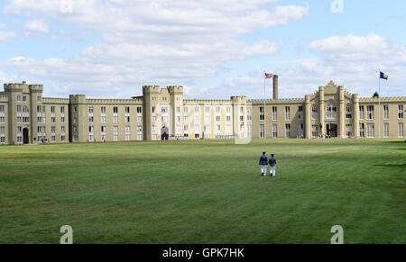 Lexington, USA. 3. Sep, 2016. Zwei Kadetten gehen am Virginia Military Institute (VMI) in Lexington, USA, 3. September 2016. VMI ist eine staatlich geförderte Militärschule, eine der ältesten Einrichtungen dieser Art in den USA Mit vielen Schülern einschließlich George Marshall wurde VMI "West Point des Südens" genannt. © Yin Bogu/Xinhua/Alamy Live-Nachrichten Stockfoto