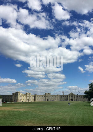 Lexington, USA. 3. Sep, 2016. Zwei Kadetten gehen am Virginia Military Institute (VMI) in Lexington, USA, 3. September 2016. VMI ist eine staatlich geförderte Militärschule, eine der ältesten Einrichtungen dieser Art in den USA Mit vielen Schülern einschließlich George Marshall wurde VMI "West Point des Südens" genannt. © Yin Bogu/Xinhua/Alamy Live-Nachrichten Stockfoto